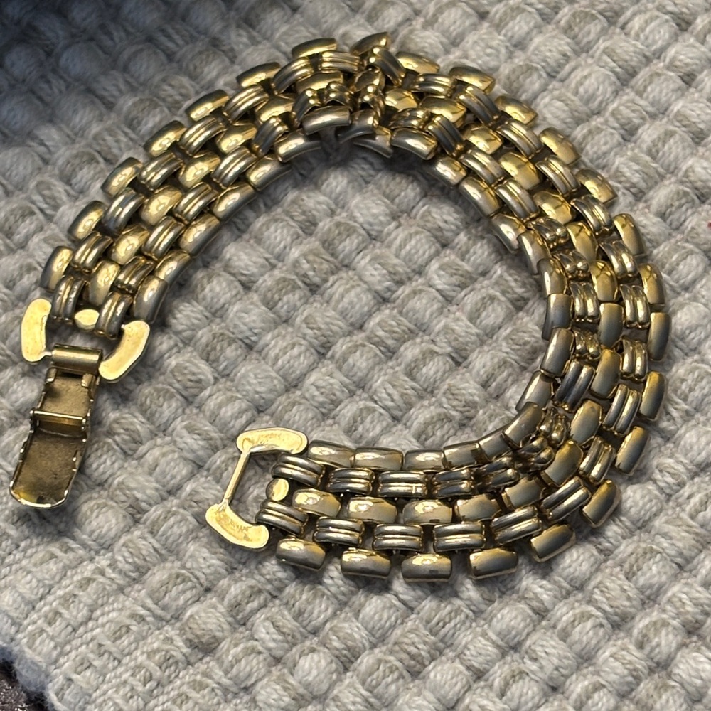 Vintage chunky gold tone bracelet!!